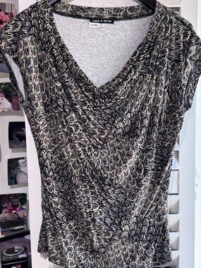 ✨ Stunning Cable & Gauge Luxe Printed V-Neck Top | Ladies Size Large ✨